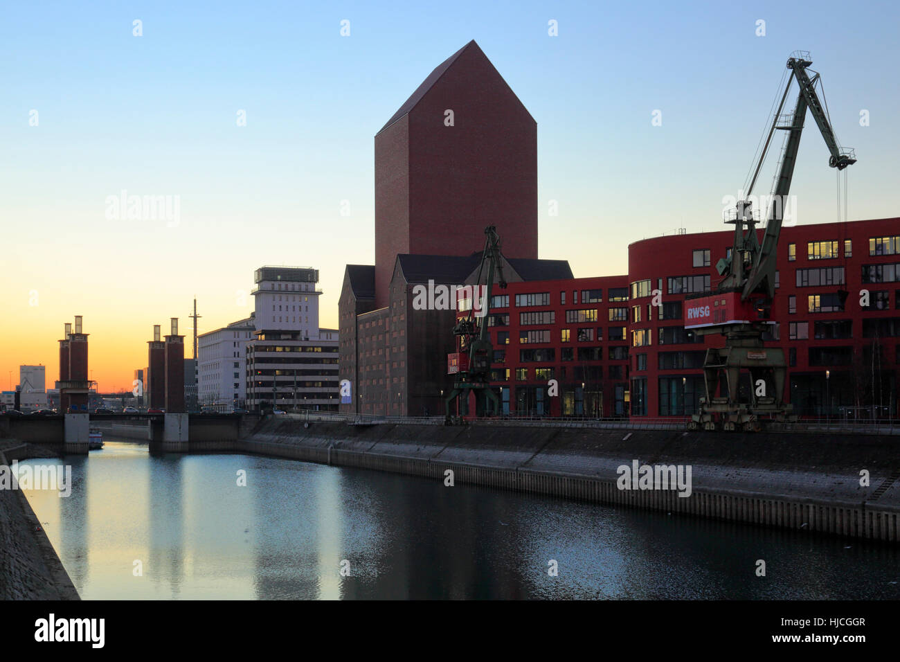 Werden bin Innenhafen, Landesarchiv NRW Und Historischer Speicher Mit Archivturm, Dahinter Die Schwanentorbruecke Und Das Kontorhaus, Dienstleis Stockfoto