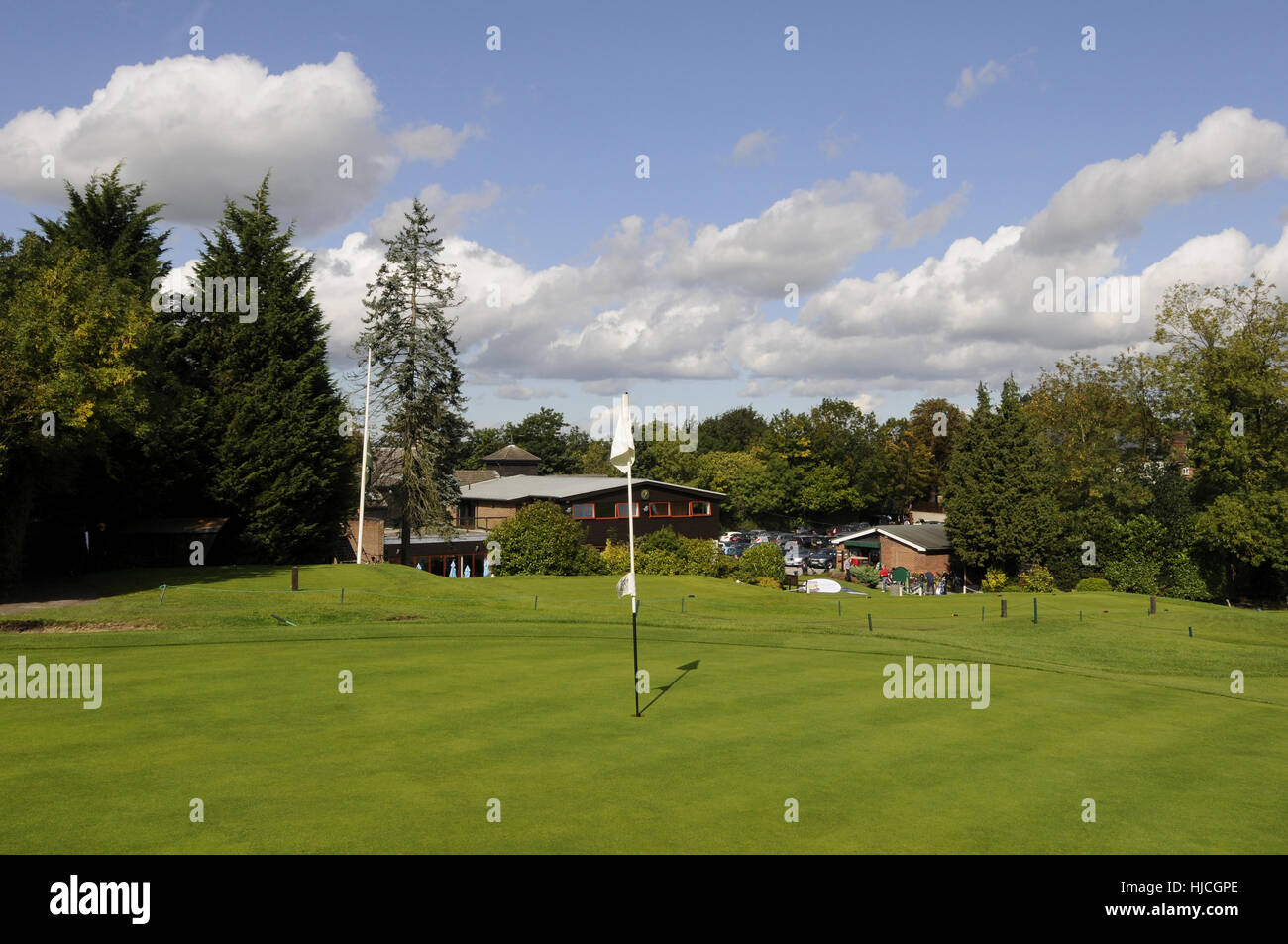 Blick auf das 18. Grün Richtung Clubhaus, Chigwell Golfclub Chigwell Essex England Stockfoto
