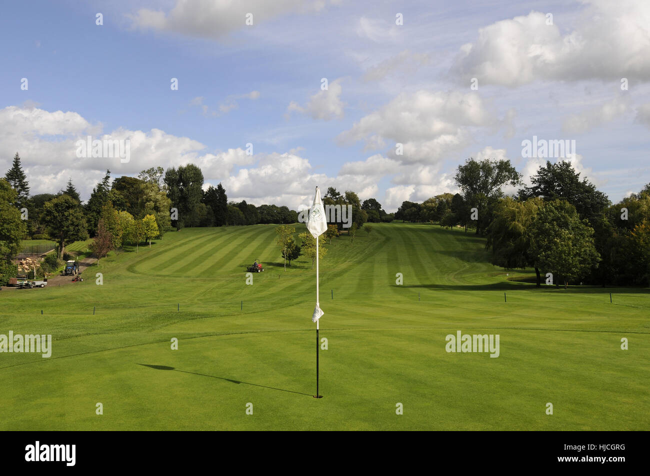 Blick auf das 18. Grün mit Fahne, 18. und 1. Fairways, Chigwell Golfclub Chigwell Essex England Stockfoto
