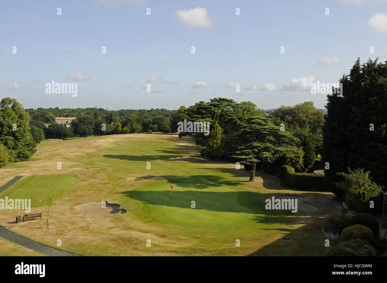 Blick vom Clubhaus-Dach nach unten über 18. Grün, Golfplatz, Golfclub Chislehurst, Chislehurst Kent England Stockfoto