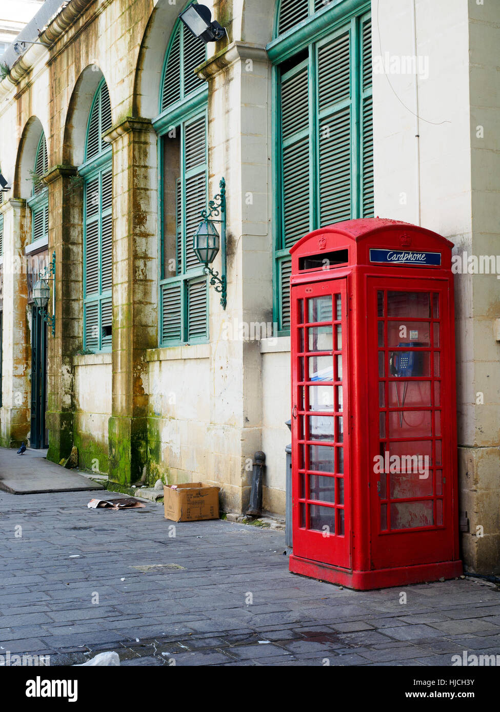 Britischer Stil Telefonzelle in der Nähe des alten Marktes - Valletta, Malta Stockfoto