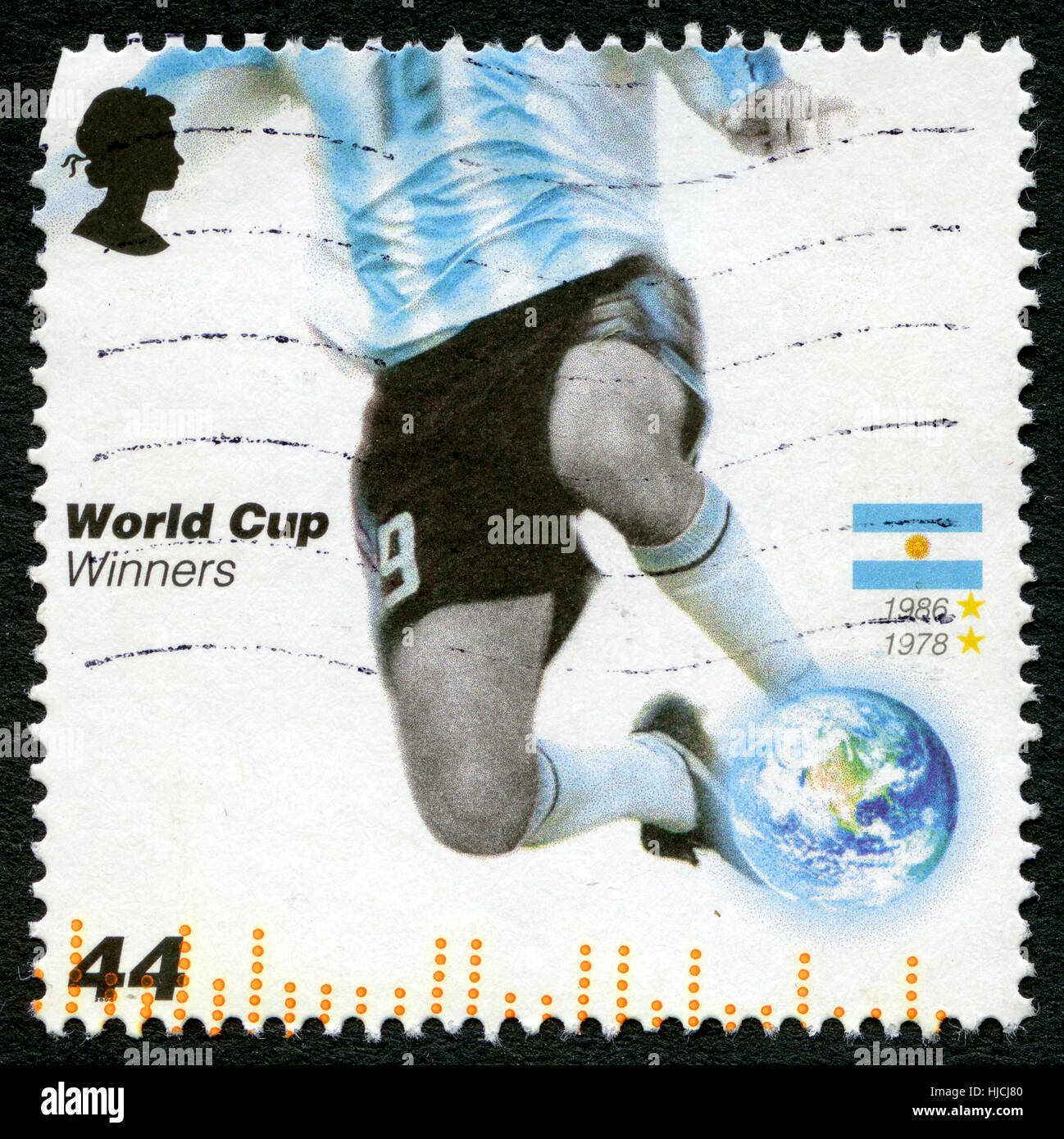 Vereinigtes Königreich - CIRCA 2006: Eine gebrauchte Briefmarke aus dem Vereinigten Königreich, zum Gedenken an vergangene Fußball World Cup Sieger Argentinien, circa 2006 ausgestellt. Stockfoto