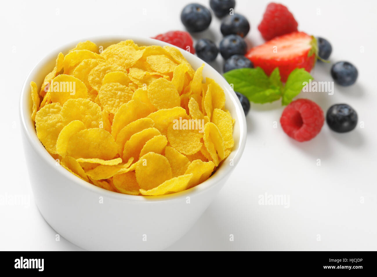Schüssel Cornflakes und Beerenobst - Nahaufnahme Stockfoto