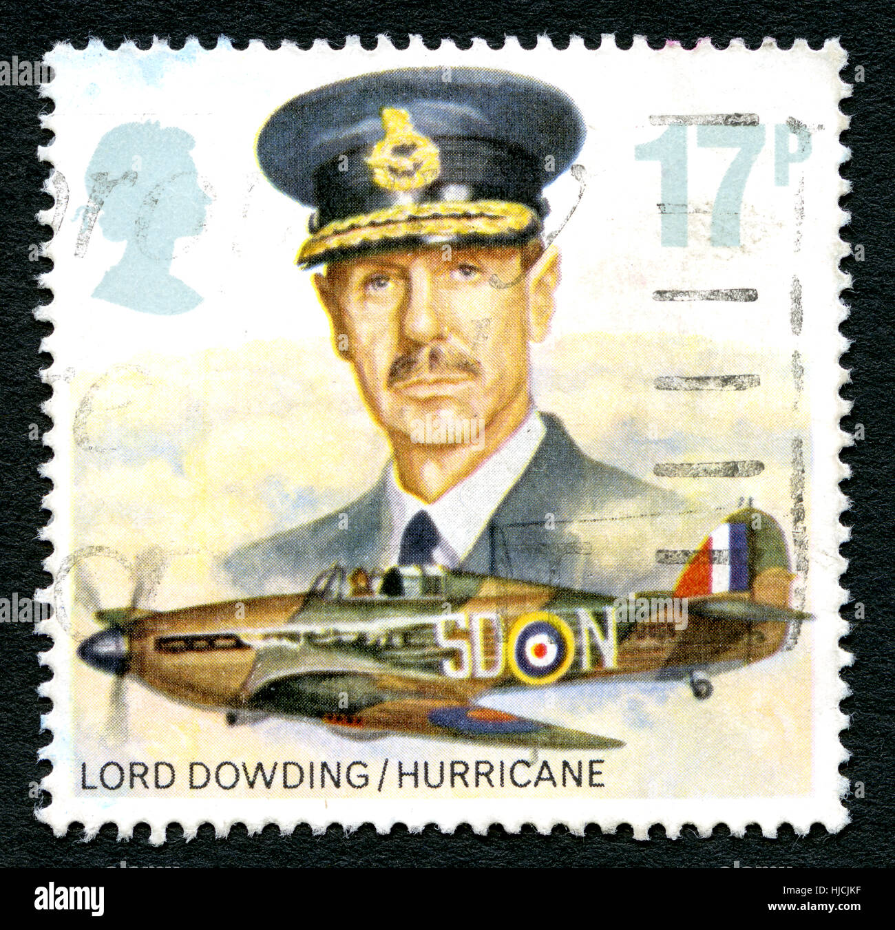 Großbritannien - CIRCA 1986: Eine gebrauchte Briefmarke aus dem Vereinigten Königreich, Darstellung zur Veranschaulichung der Lord Dowding und Hawker Hurricane Mk I, ca. 1986. Stockfoto