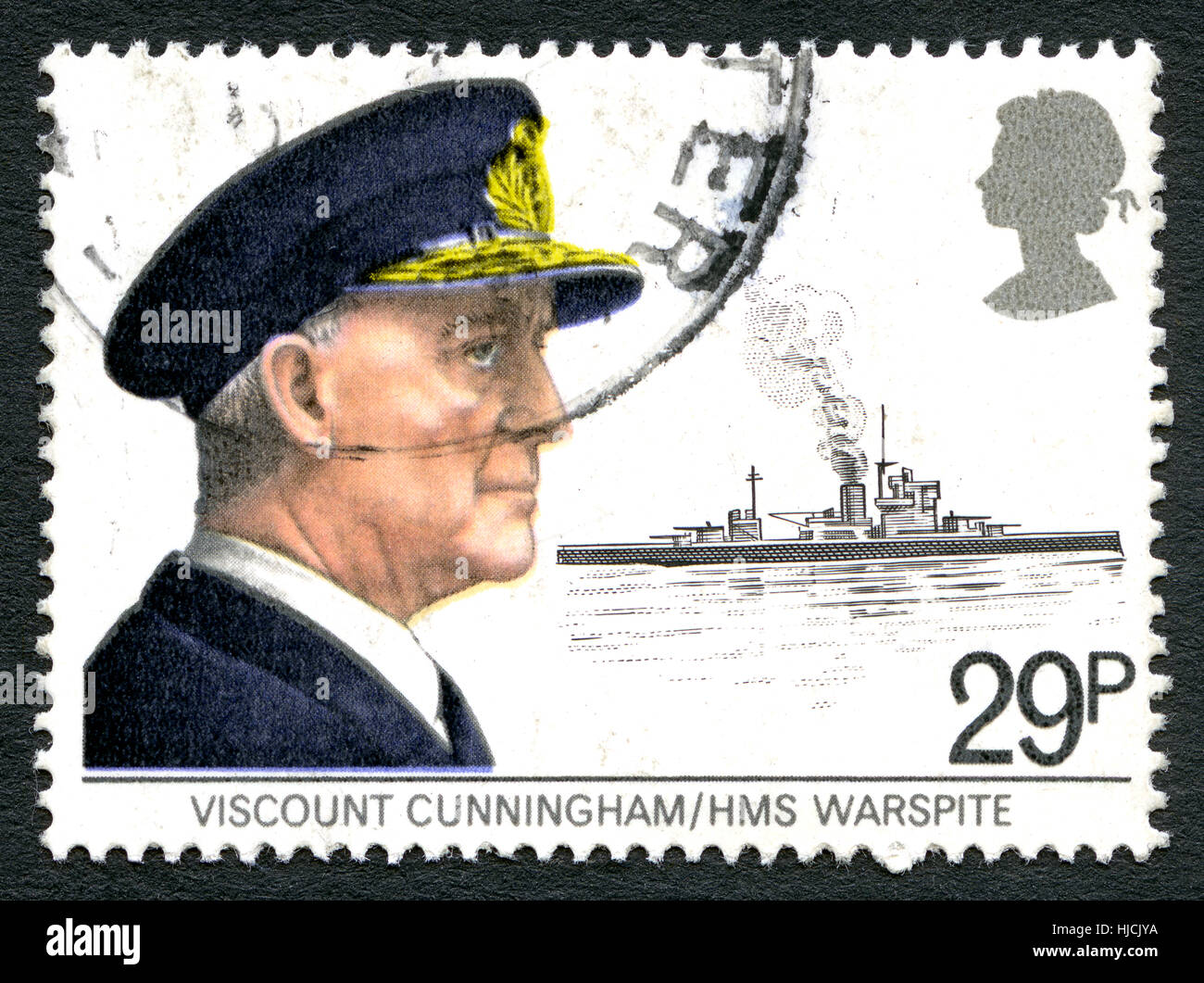 Großbritannien - CIRCA 1982: Eine gebrauchte Briefmarke aus dem Vereinigten Königreich, zeigt ein Porträt des Viscount Cunningham und HMS Warspite, ca. 1982. Stockfoto