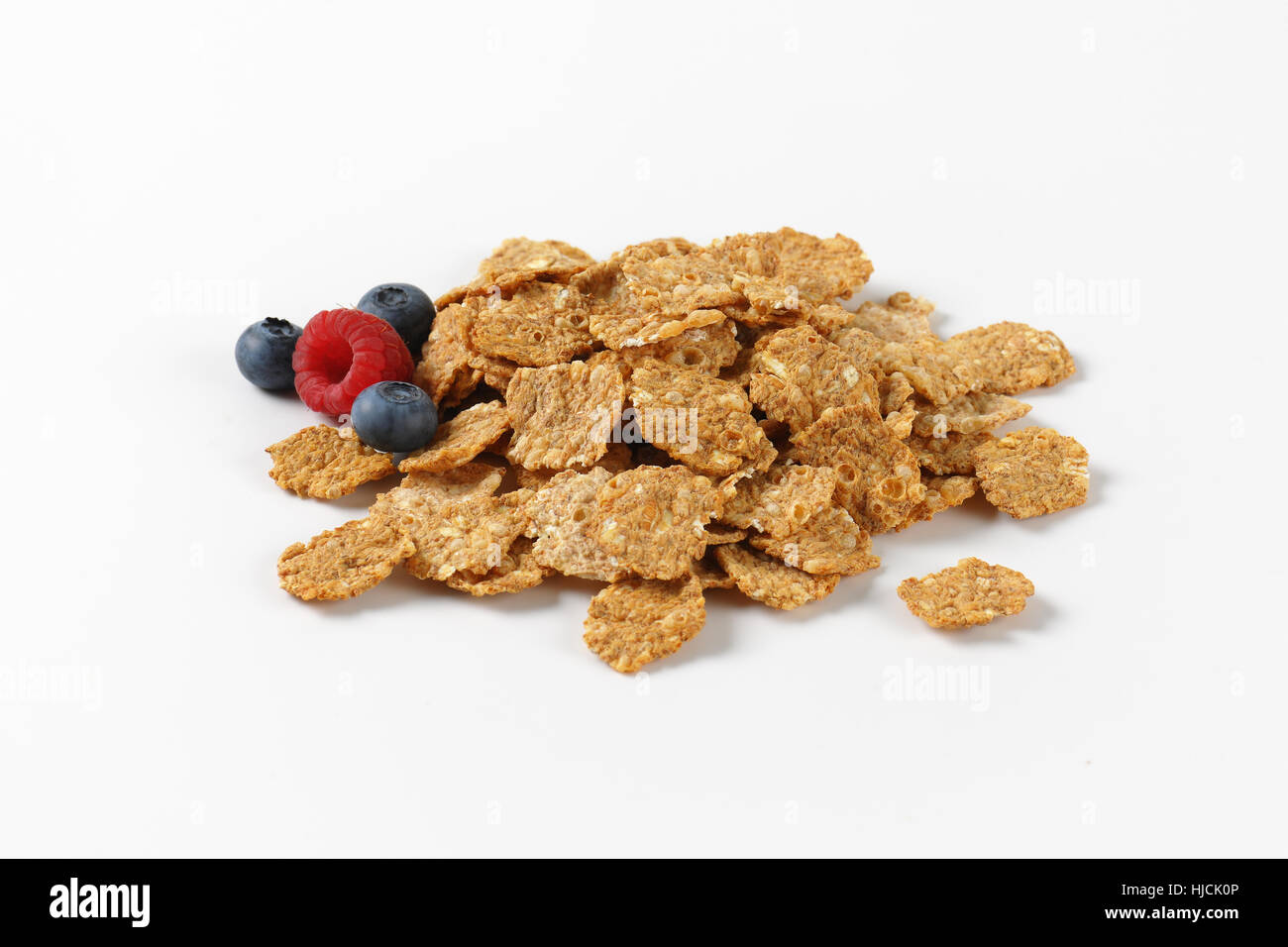 Haufen von Frühstück Getreide und Berry Obst auf weißem Hintergrund Stockfoto