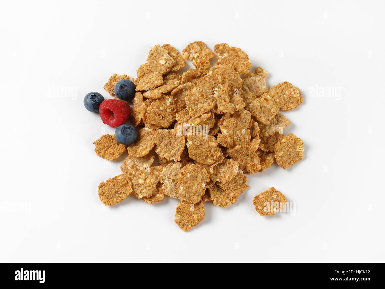 Haufen von Frühstück Getreide und Berry Obst auf weißem Hintergrund Stockfoto