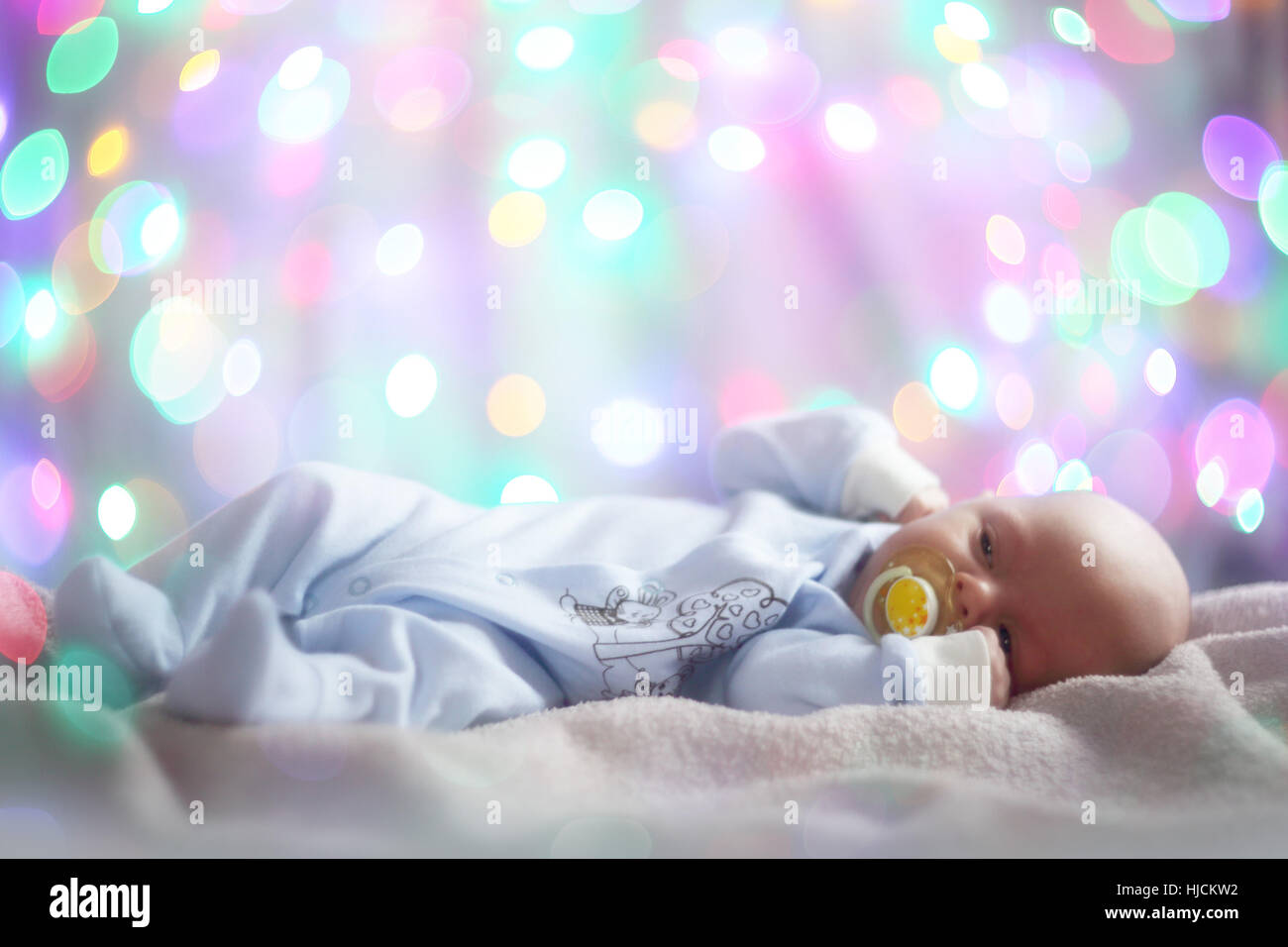 Niedlichen Neugeborenen Baby Portrait auf magische Lichter Bokeh Hintergrund Stockfoto