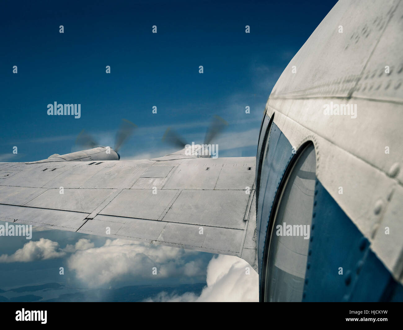 Flugreisen mit alten Propellerflugzeug Stockfoto