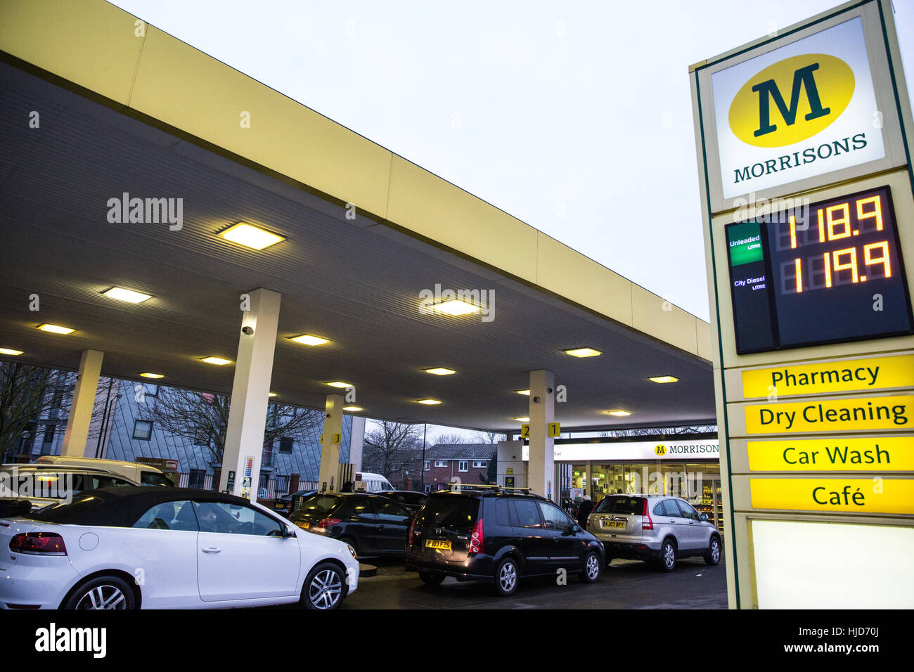 London, UK. 23. Januar 2017. Ein Safeway Supermarkt Tankstelle in Peckham, Südlondon. Gewerkschaft Unite, die Fahrer, die Benzin 55 Morrisons Tankstellen in London liefern darstellt, Südost- und Ostengland, ist derzeit Stimmabgabe für die Arbeitskampfmaßnahmen nach einem Streit über einen Treiber "angedockt" £5.200 Zahlen. Bildnachweis: Mark Kerrison/Alamy Live-Nachrichten Stockfoto