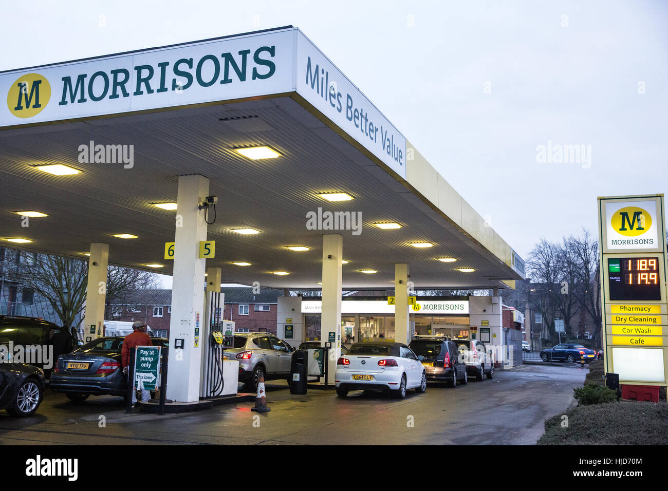 London, UK. 23. Januar 2017. Ein Safeway Supermarkt Tankstelle in Peckham, Südlondon. Gewerkschaft Unite, die Fahrer, die Benzin 55 Morrisons Tankstellen in London liefern darstellt, Südost- und Ostengland, ist derzeit Stimmabgabe für die Arbeitskampfmaßnahmen nach einem Streit über einen Treiber "angedockt" £5.200 Zahlen. Bildnachweis: Mark Kerrison/Alamy Live-Nachrichten Stockfoto