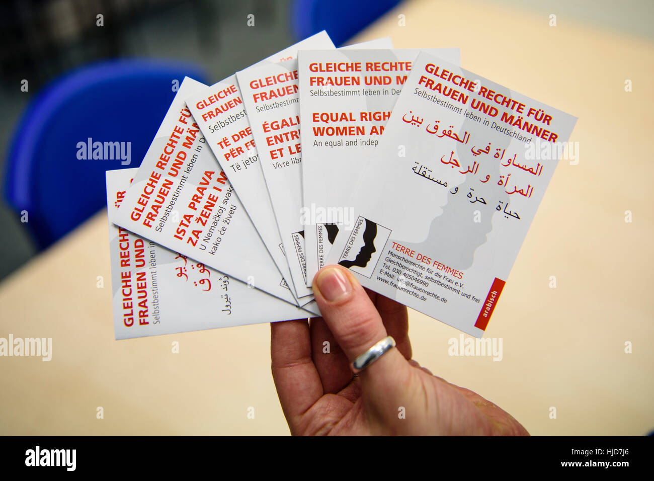 Berlin, Deutschland. 19. Januar 2017. Der Berater für Frauenrechte Flüchtling aus Organisation Terre des Femmes, Naila Chikhi, eine Broschüre in verschiedenen Sprachen aus dem Verein auf Gender Gleichstellung von Männern und Frauen in Berlin, Deutschland, 19. Januar 2017 zu präsentieren. Gemeinsam mit Flüchtlingen erarbeitete sie eine bebilderte Flyer auf Gleichbehandlung und Schutz vor Gewalt in neun verschiedenen Sprachen. Foto: Gregor Fischer/Dpa/Alamy Live News Stockfoto