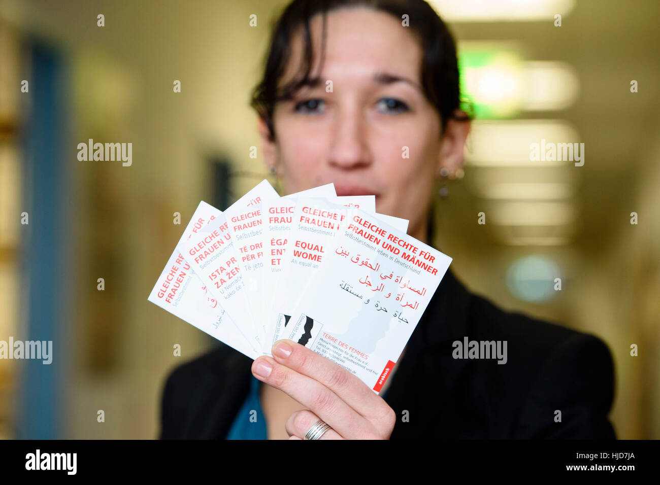 Berlin, Deutschland. 19. Januar 2017. Der Berater für Frauenrechte Flüchtling aus Organisation Terre des Femmes, Naila Chikhi, eine Broschüre in verschiedenen Sprachen aus dem Verein auf Gender Gleichstellung von Männern und Frauen in Berlin, Deutschland, 19. Januar 2017 zu präsentieren. Gemeinsam mit Flüchtlingen erarbeitete sie eine illustrierte, neun-seitigen Flyer auf Gleichbehandlung und Schutz vor Gewalt. Foto: Gregor Fischer/Dpa/Alamy Live News Stockfoto