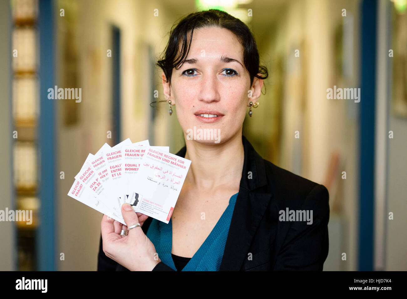 Berlin, Deutschland. 19. Januar 2017. Der Berater für Frauenrechte Flüchtling aus Organisation Terre des Femmes, Naila Chikhi, eine Broschüre in verschiedenen Sprachen aus dem Verein auf Gender Gleichstellung von Männern und Frauen in Berlin, Deutschland, 19. Januar 2017 zu präsentieren. Gemeinsam mit Flüchtlingen erarbeitete sie eine illustrierte, neun-seitigen Flyer auf Gleichbehandlung und Schutz vor Gewalt. Foto: Gregor Fischer/Dpa/Alamy Live News Stockfoto