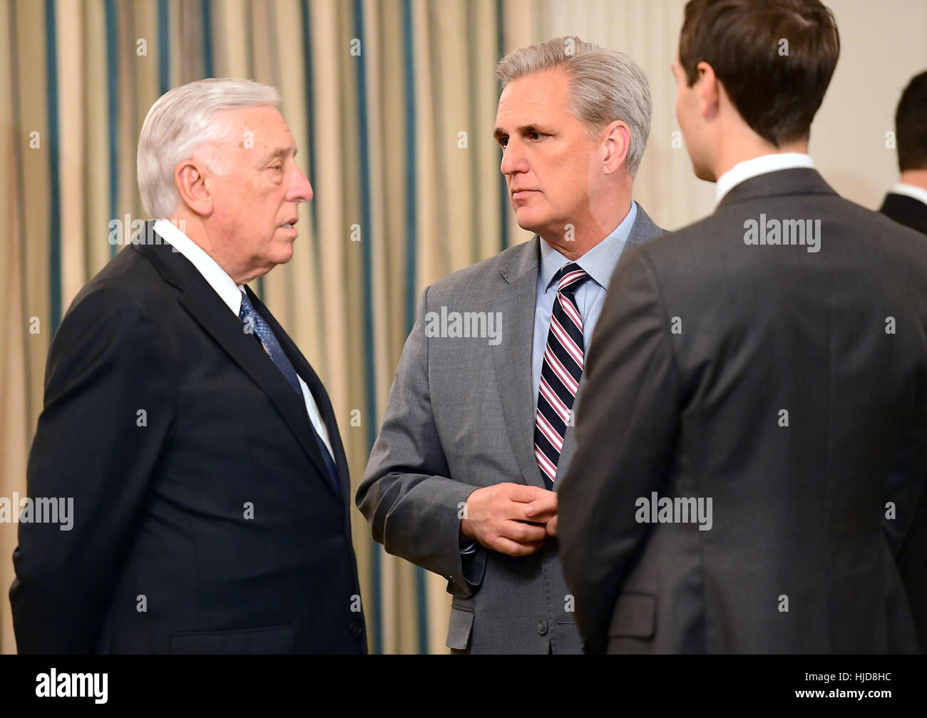 Washington, DC, USA. 23. Januar 2017. United States House Minderheit Peitsche Steny Hoyer (Demokrat of Maryland), links, mit US House Majority Leader Kevin McCarthy (Republikanische of California), Center und Jared Kushner, Senior Berater des Präsidenten, rechts, vor der Ankunft der US-Präsident Donald Trump Credit: MediaPunch Inc/Alamy Live News Stockfoto