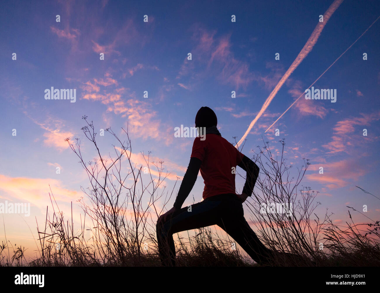 Billingham, UK. 24. Januar 2017. Wetter: Jogger bei Sonnenaufgang an einem klaren und frostigen Morgen im Cowpen Bewley Woodland Park in der Nähe von Billingham, Nord-Ost-England. Bildnachweis: ALAN DAWSON/Alamy Live-Nachrichten Stockfoto