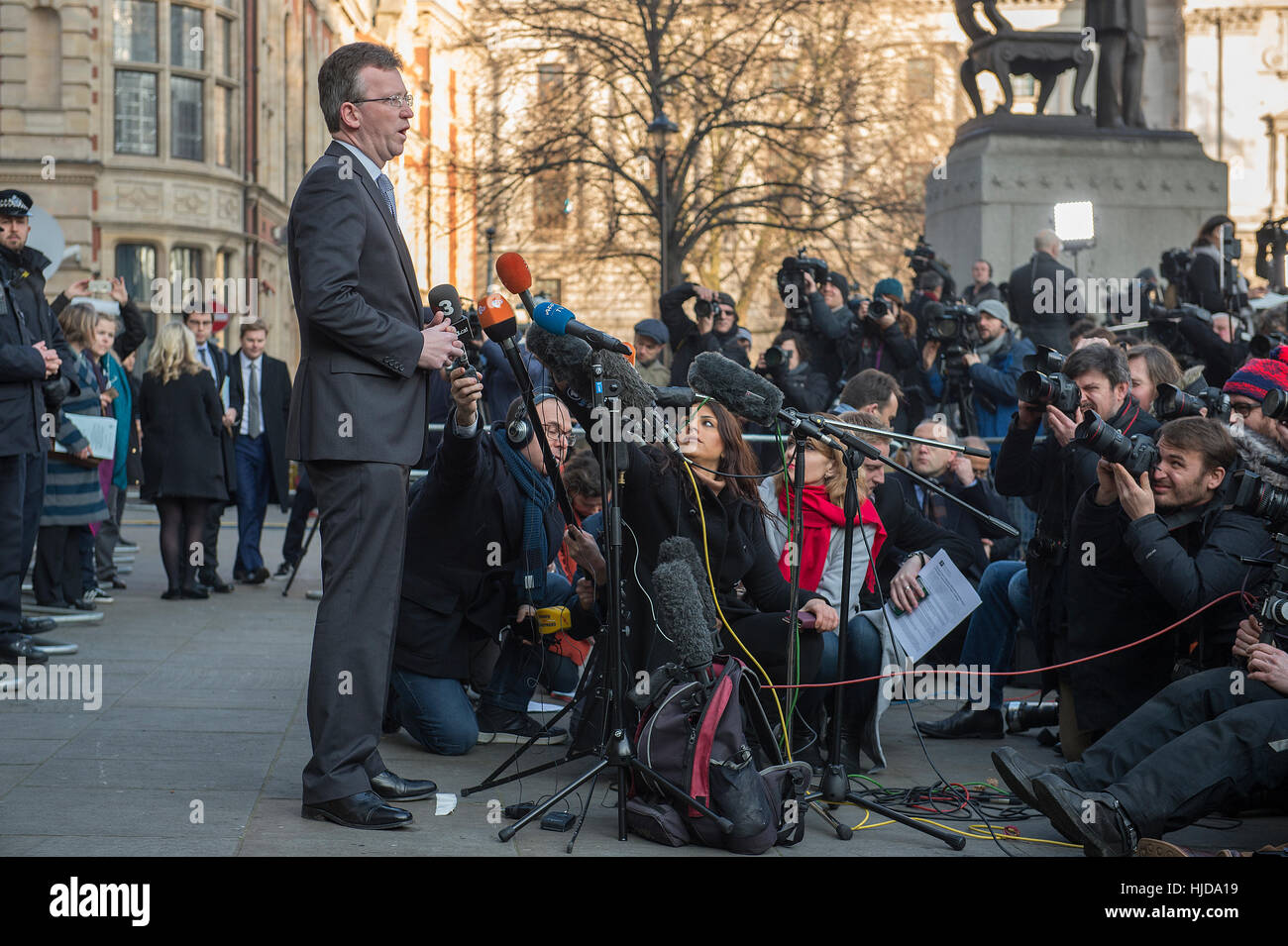 Supreme Court, London, UK. 24. Januar 2017. Der oberste Gerichtshof Regeln gegen die Regierung, muss Parlament stimmen, Austritt zu starten. Attorney General Jeremy Wright QC MP spricht vor dem obersten Gerichtshof nach dem Urteil. Malcolm Park © Redaktion/Alamy Live-Nachrichten. Stockfoto