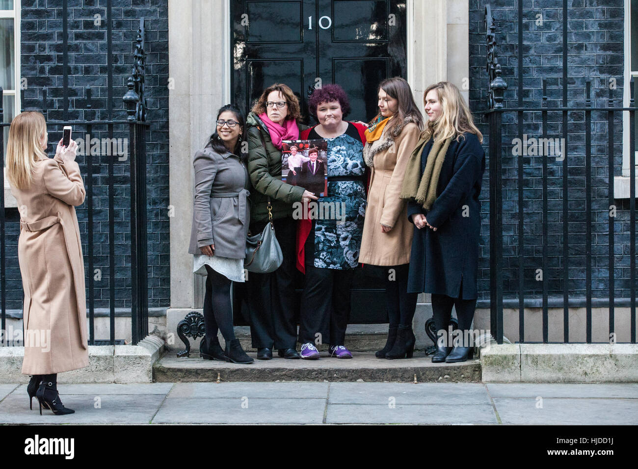 London, UK. 24. Januar 2017. Claire Throssell (c), deren Kinder von ihrem gewalttätigen Ex-Mann im Jahr 2014 getötet wurden, stellt eine Kind erste Petition mit über 40.000 38 Grad Unterstützer in 10 Downing Street. Erste Kind fordert ein Ende unsichere Kind Kontakt mit gefährlichen Tätern häuslicher Gewalt durch das Familiengericht Prozess. Bildnachweis: Mark Kerrison/Alamy Live-Nachrichten Stockfoto