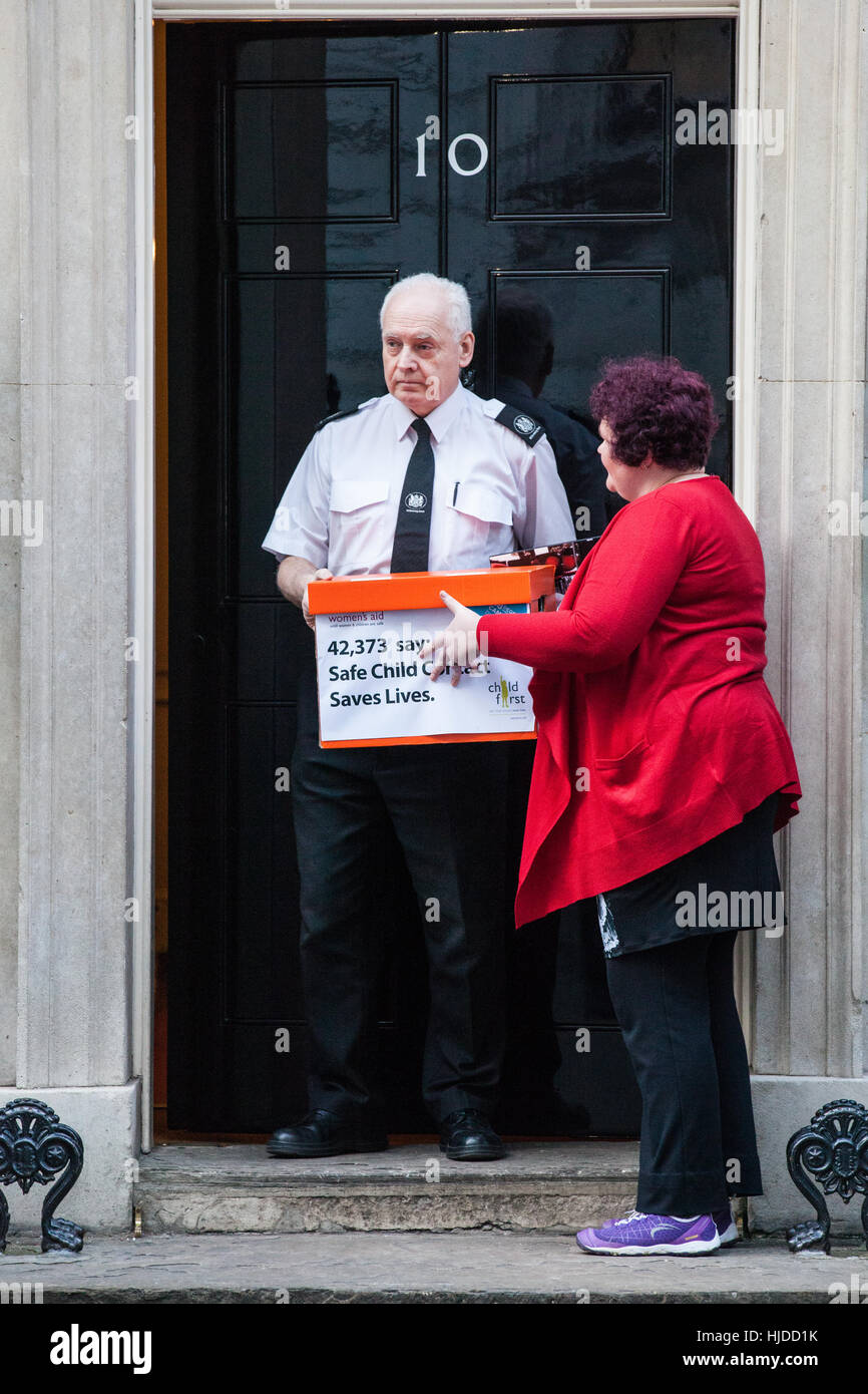 London, UK. 24. Januar 2017. Claire Throssell, deren Kinder von ihrem gewalttätigen Ex-Mann im Jahr 2014 getötet wurden, stellt eine Kind erste Petition mit über 40.000 38 Grad Unterstützer in 10 Downing Street. Erste Kind fordert ein Ende unsichere Kind Kontakt mit gefährlichen Tätern häuslicher Gewalt durch das Familiengericht Prozess. Bildnachweis: Mark Kerrison/Alamy Live-Nachrichten Stockfoto