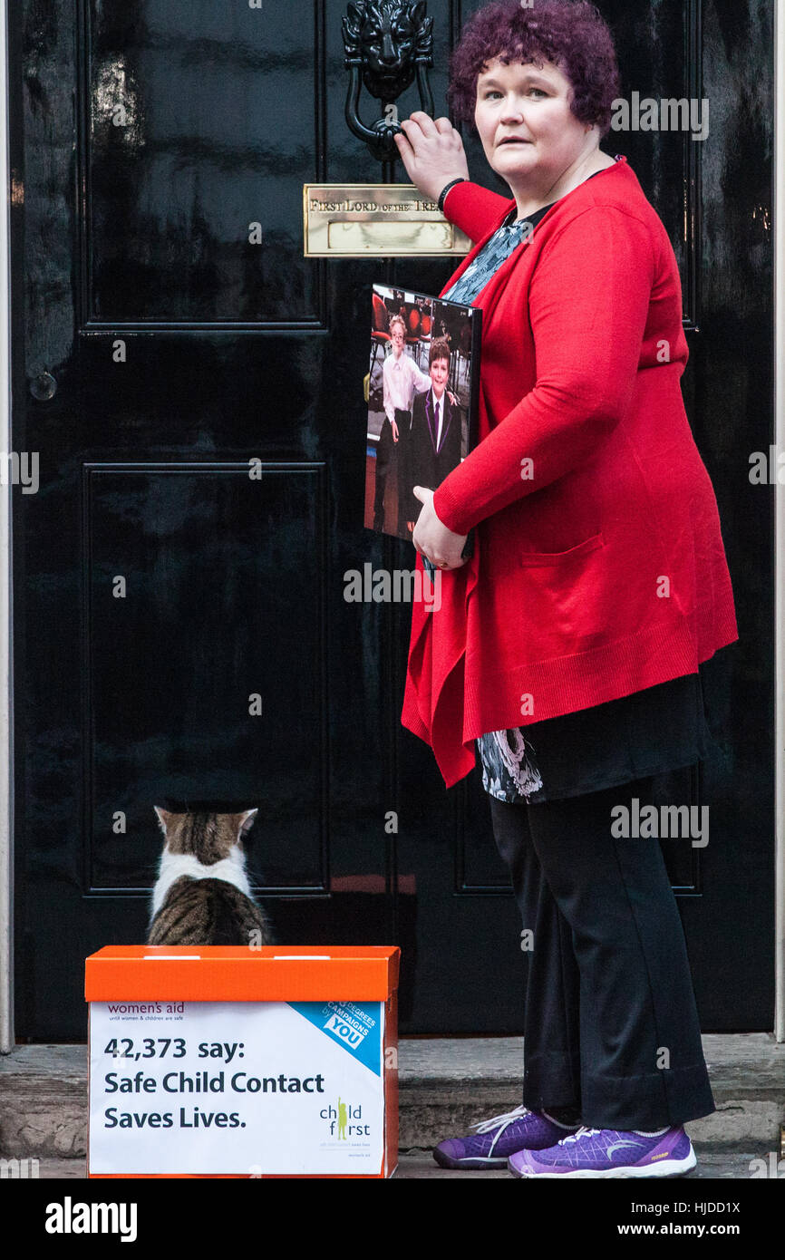 London, UK. 24. Januar 2017. Claire Throssell, deren Kinder von ihrem gewalttätigen Ex-Mann im Jahr 2014 getötet wurden, stellt eine Kind erste Petition mit über 40.000 38 Grad Unterstützer in 10 Downing Street. Erste Kind fordert ein Ende unsichere Kind Kontakt mit gefährlichen Tätern häuslicher Gewalt durch das Familiengericht Prozess. Bildnachweis: Mark Kerrison/Alamy Live-Nachrichten Stockfoto