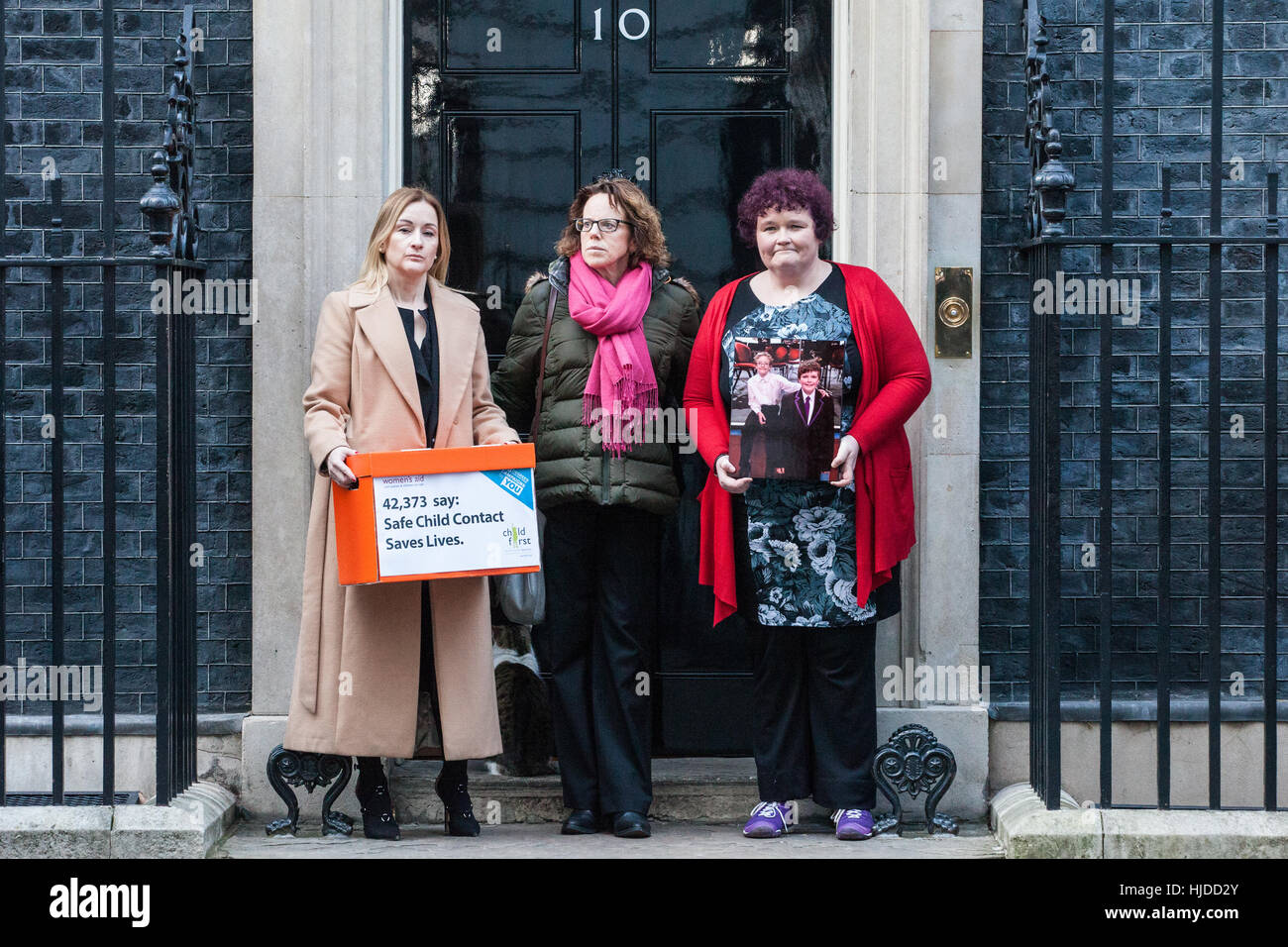 London, UK. 24. Januar 2017. Claire Throssell (r), deren Kinder von ihrem gewalttätigen Ex-Mann im Jahr 2014 getötet wurden, stellt eine Kind erste Petition mit über 40.000 38 Grad Unterstützer in 10 Downing Street. Erste Kind fordert ein Ende unsichere Kind Kontakt mit gefährlichen Tätern häuslicher Gewalt durch das Familiengericht Prozess. Bildnachweis: Mark Kerrison/Alamy Live-Nachrichten Stockfoto