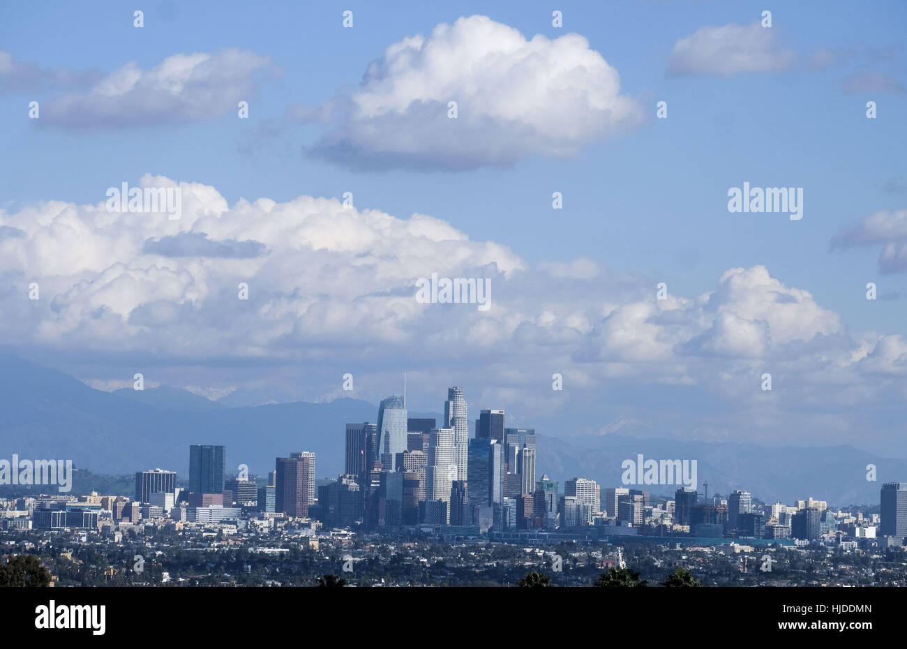 Los Angeles, USA. 24. Januar 2017. Nach dem Regen Sturm, Wolken schweben über der Innenstadt von Skyline von Los Angeles bei Kenneth Hahn Park in Los Angeles. Bildnachweis: Ringo Chiu/ZUMA Draht/Alamy Live-Nachrichten Stockfoto