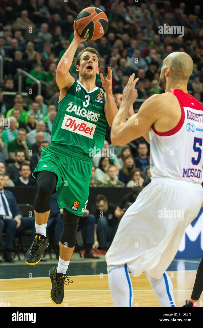 Kaunas, Litauen. 24. Januar 2017. Kevin Pangos (L) von Zalgiris Kaunas aus Litauen gilt für den Korb in 19 Vorrundenspiel am regulären Saison von 2016-2017 EuroCup gegen ZSKA Moskau aus Russland in Kaunas, Litauen. Bildnachweis: Alfredas Pliadis/Xinhua/Alamy Live-Nachrichten Stockfoto