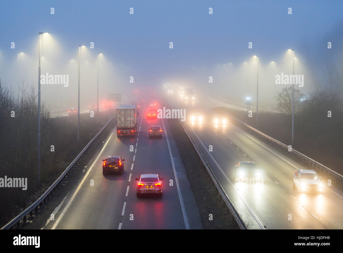 A14 Road, Cambridge, UK. 25. Januar 2017. Großbritannien Wetter. Autofahrer Gesicht gefährliche Fahrbedingungen in eiskalten Nebel am Morgen pendeln auf der viel befahrenen Autobahn A14 Stamm Straße in Cambridge. Der Nebel bedeckt viel von EastAnglia und Mittelengland heute Morgen bei Temperaturen um den Gefrierpunkt. Bildnachweis: Julian Eales/Alamy Live-Nachrichten Stockfoto