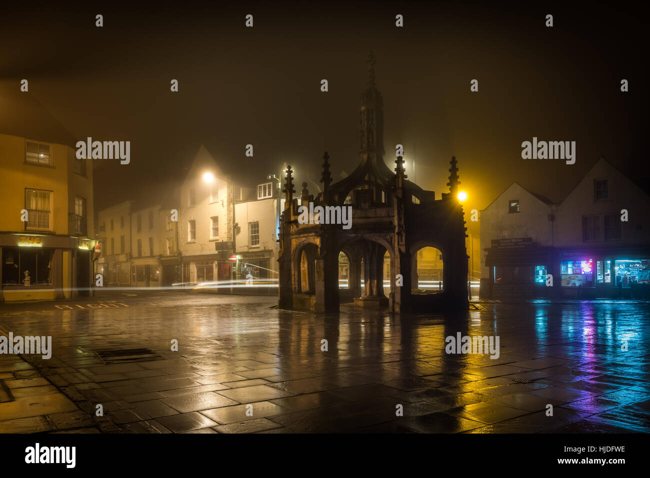 Malmesbury, Großbritannien. 25. Januar 2017. UK-Wetter - mit Nachttemperaturen nahe Einfrieren der alten Market Cross in Wiltshire Stadt von Malmesbury ist in Nebel gehüllt, wie Pendler den Weg zur Arbeit machen. Bildnachweis: Terry Mathews/Alamy Live-Nachrichten Stockfoto