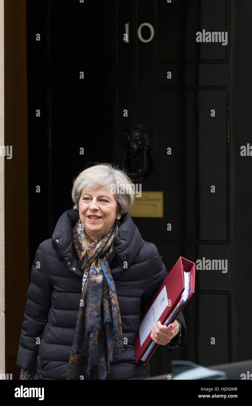 London, UK. 25. Januar 2017. Theresa kann, der britische Premierminister, 10 Downing Street zu verlassen, die offizielle Residenz und das Amt des britischen Premierministers, Prime Minister Fragestunde im House Of Commons zu gehen. London, UK. Bildnachweis: Alex MacNaughton/Alamy Live-Nachrichten Stockfoto