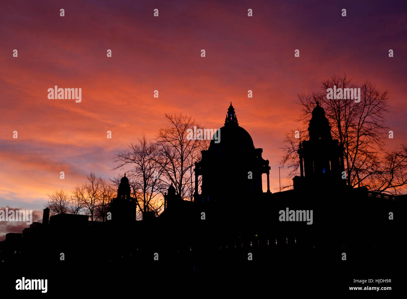 Belfast, UK. 25. Januar 2017. Großbritannien Wetter. Sonnenaufgang über dem Donegall Square, Nord-Belfast, UK. 25. Januar 2017. Bildnachweis: Bonzo/Alamy Live-Nachrichten Stockfoto