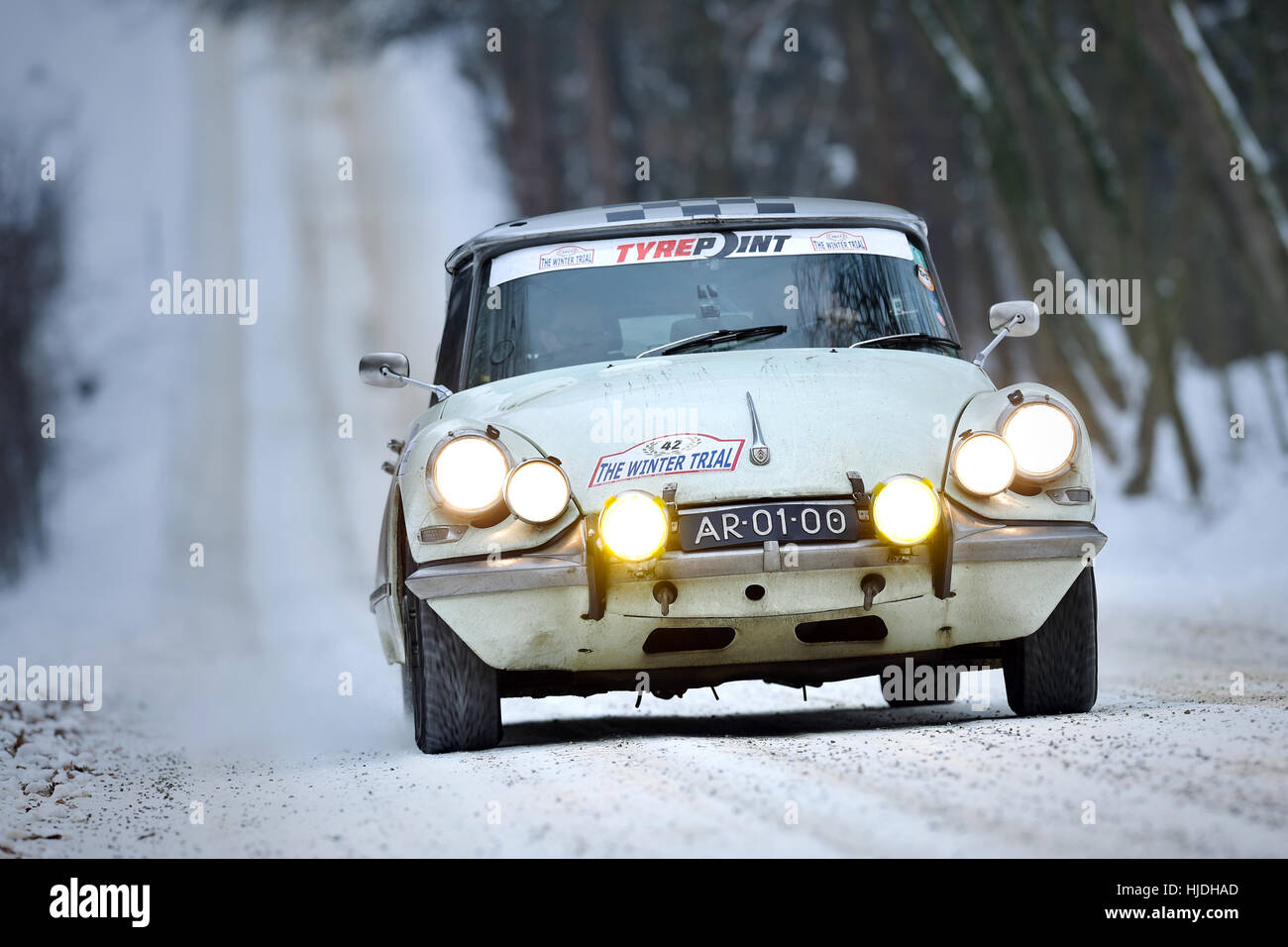 Ujezd Pod Troskami, Tschechische Republik. 25. Januar 2017. Der Winter Trial 2017 ist zurück in Deutschland - Tschechische Republik (im Bild) - Gebieten Österreichs. Oldtimer Citroen wird auf verschneiten Straßen in der Nähe von Ujezd Pod Troskami, Tschechische Republik, 25. Januar 2017 angetrieben. Bildnachweis: Radek Petrasek/CTK Foto/Alamy Live-Nachrichten Stockfoto