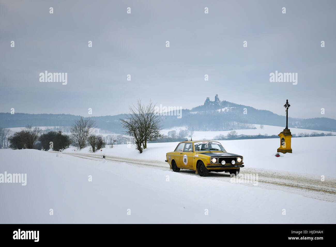 Ujezd Pod Troskami, Tschechische Republik. 25. Januar 2017. Der Winter Trial 2017 ist zurück in Deutschland - Tschechische Republik (im Bild) - Gebieten Österreichs. Oldtimer wird auf verschneiten Straßen in der Nähe von Ujezd Pod Troskami, Tschechische Republik, 25. Januar 2017 angetrieben. Bildnachweis: Radek Petrasek/CTK Foto/Alamy Live-Nachrichten Stockfoto