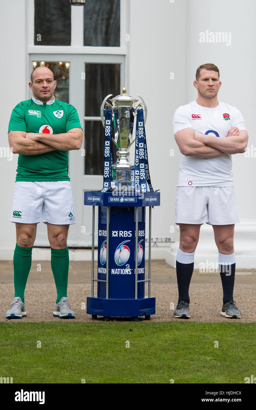 London, UK. 25. Januar 2017. Team-Captains, Rory Best (Irland) und Dylan Hartley (England) mit den sechs Nationen-Pokal bei der Vorstellung der RBS 6 Nations Championship bei der Hurlingham Club London Credit: Alan D West/Alamy Live News Stockfoto