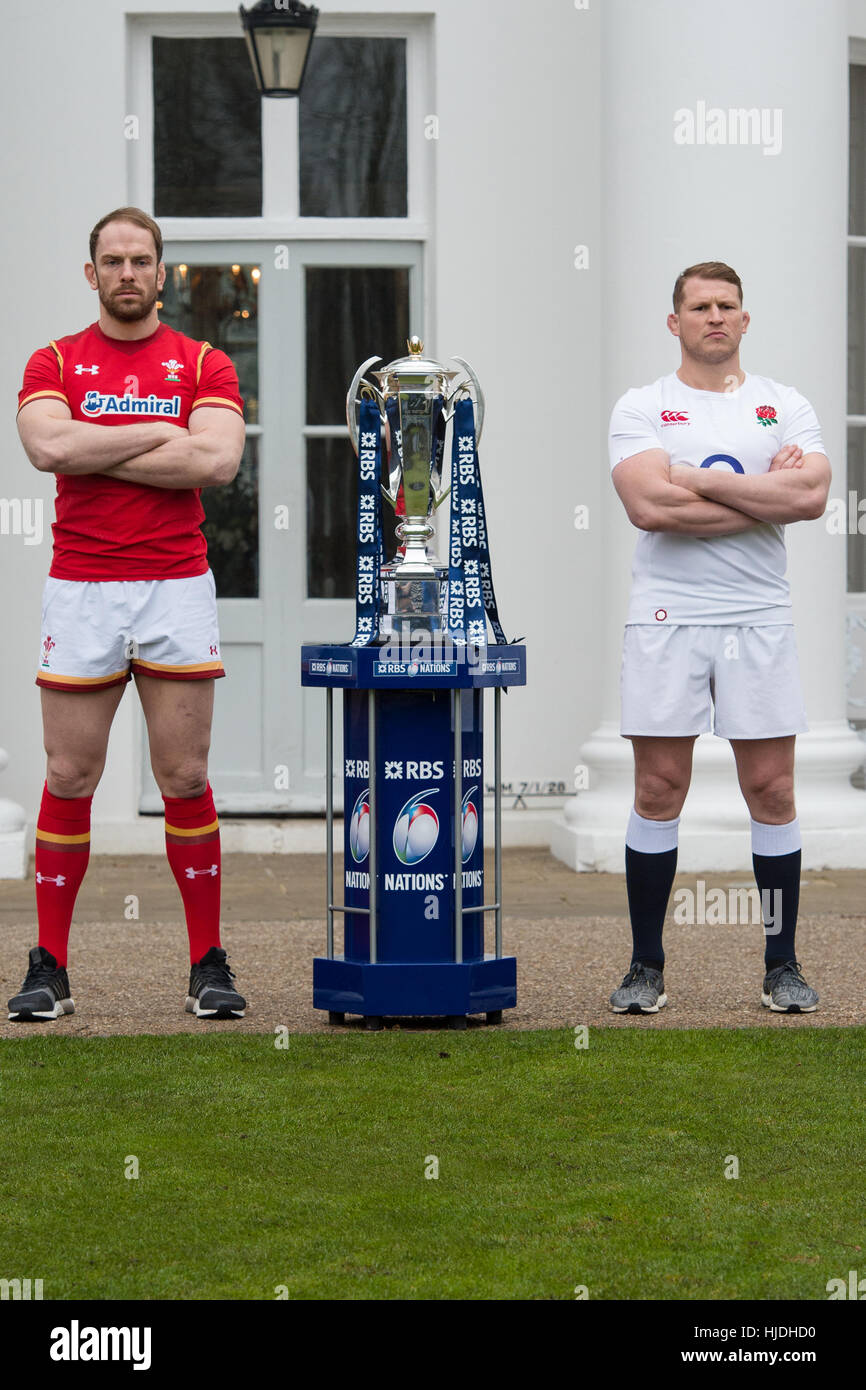 London, UK. 25. Januar 2017. Team-Captains, Alun Wynn Jones (Wales) und Dylan Hartley (England) mit den sechs Nationen-Pokal bei der Vorstellung der RBS 6 Nations Championship bei der Hurlingham Club London Credit: Alan D West/Alamy Live News Stockfoto