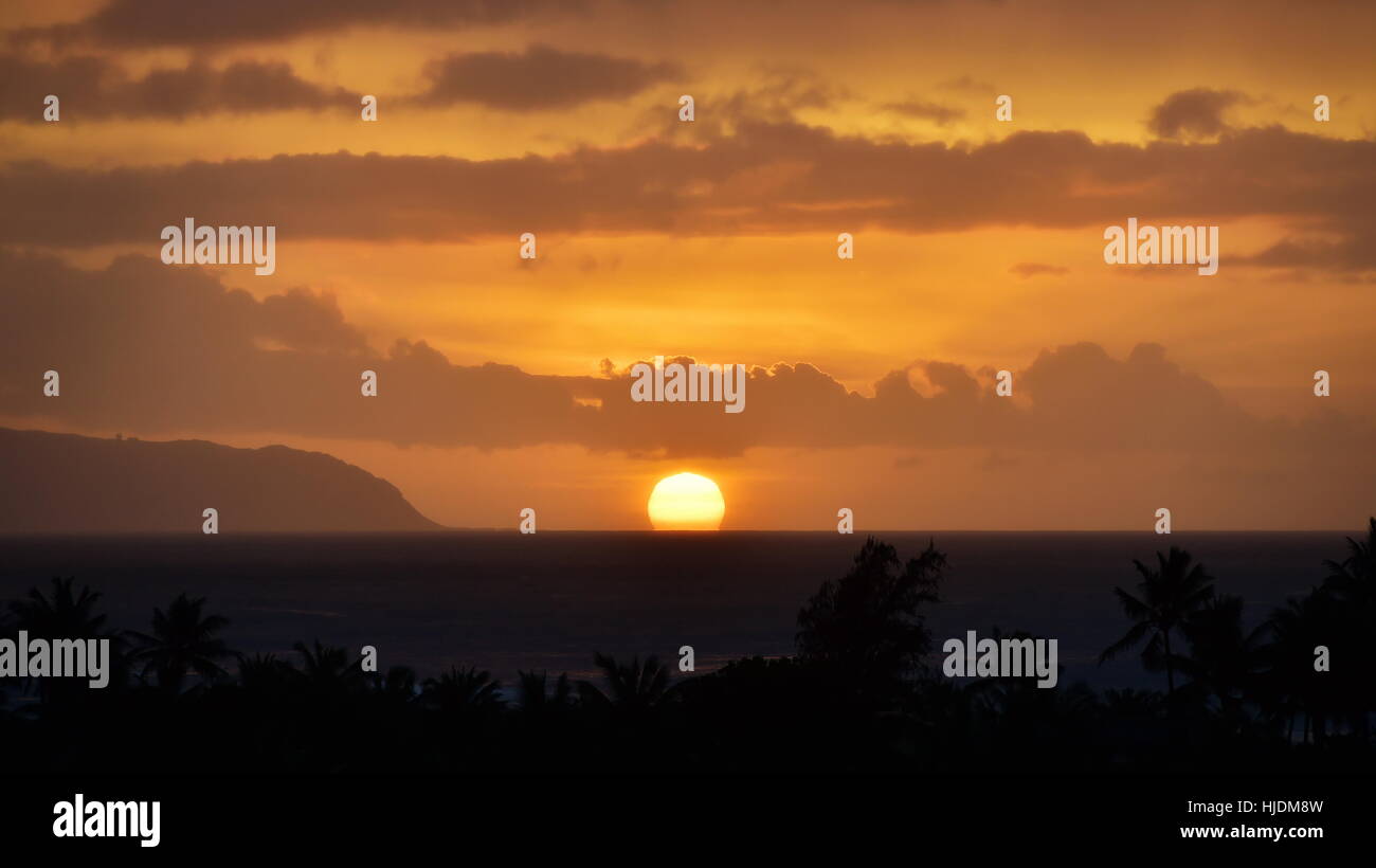 Blick auf die untergehende Sonne über dem Pazifischen Ozean auf der Insel von Hawaii Stockfoto