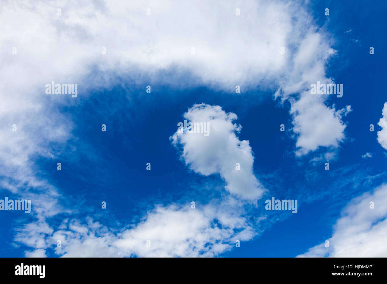 Blick auf weiße Wolken am blauen Sommerhimmel Stockfoto