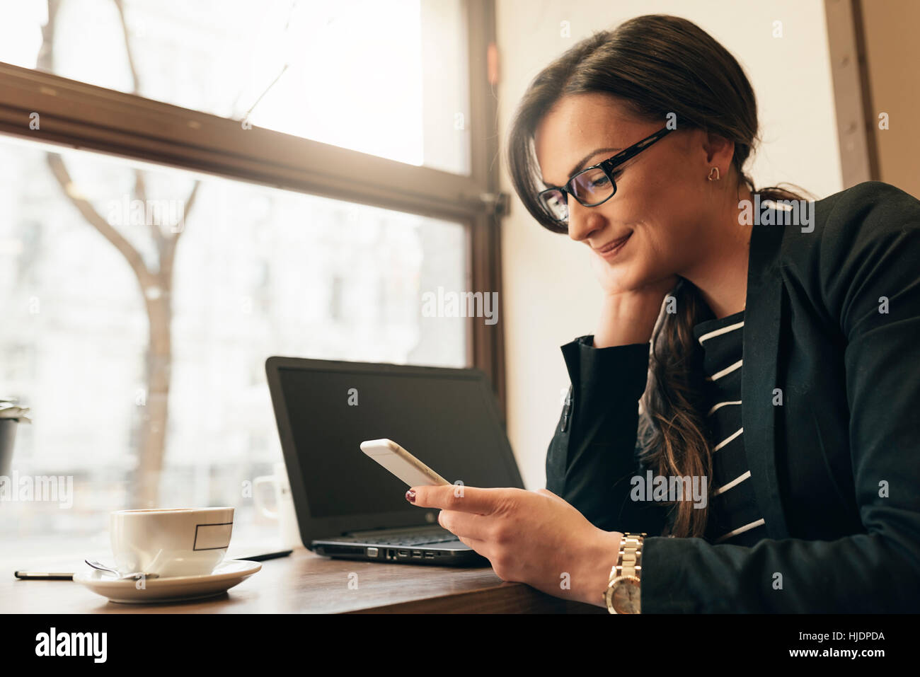 Geschäftsfrau mit seinem Laptop und Handy im Coffee Shop. Business-Konzept Stockfoto