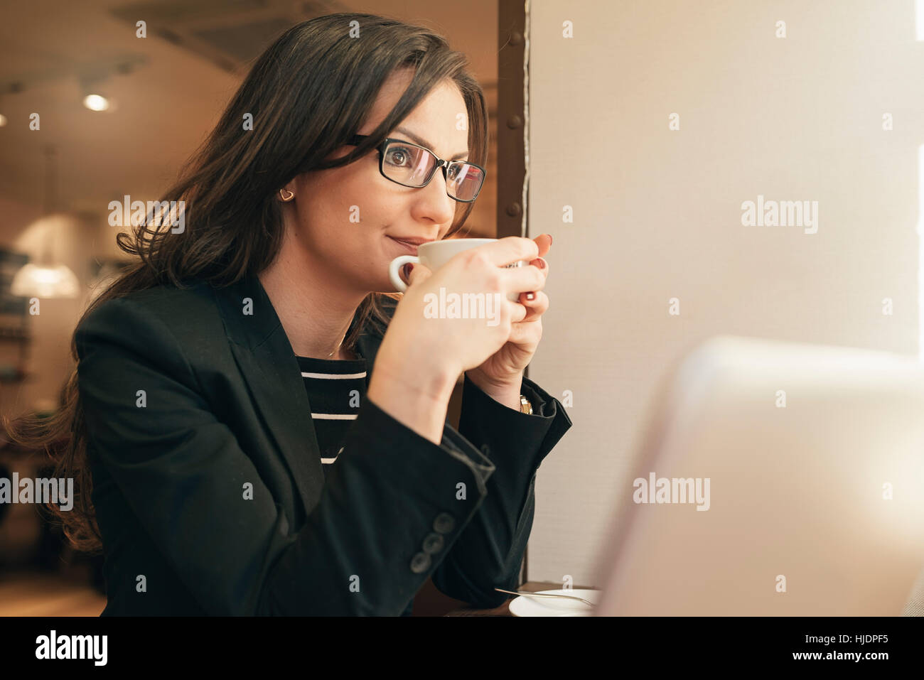 Geschäftsfrau mit seinem Laptop und Handy im Coffee Shop. Business-Konzept Stockfoto