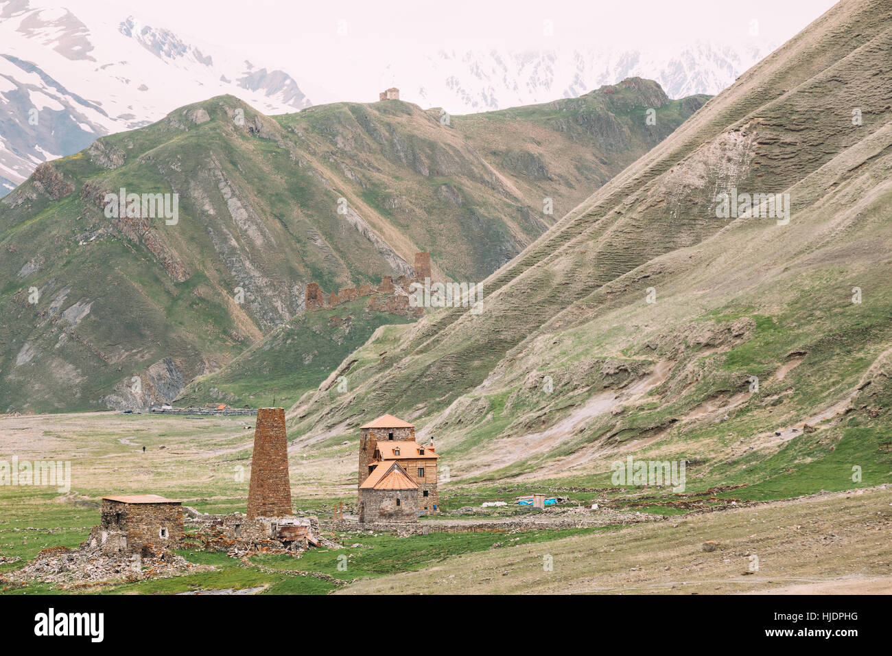 Kloster und alten alten steinernen Wachturm In Abano Dorf In Truso Schlucht In Mzcheta-Mtianeti Region, Georgia. Berge In Truso Schlucht, Kasbegi Distr Stockfoto