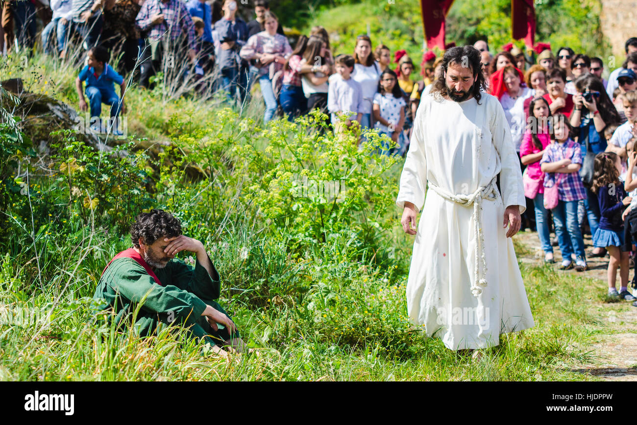 Alburquerque, Spanien - 3. April 2015: eine Gruppe von Schauspielern, die Darstellung der Kreuzigung Christi in Alburquerque am Heiligen Freitag Stockfoto