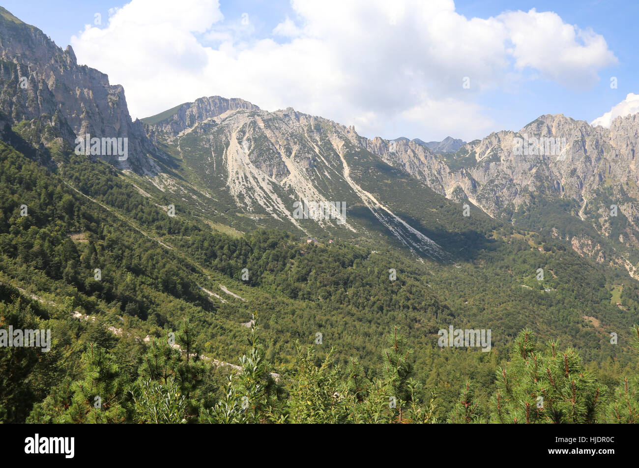 weite Landschaft der italienischen Berge genannt Venezianischen Voralpen in der Provinz Vicenza in Italien Stockfoto