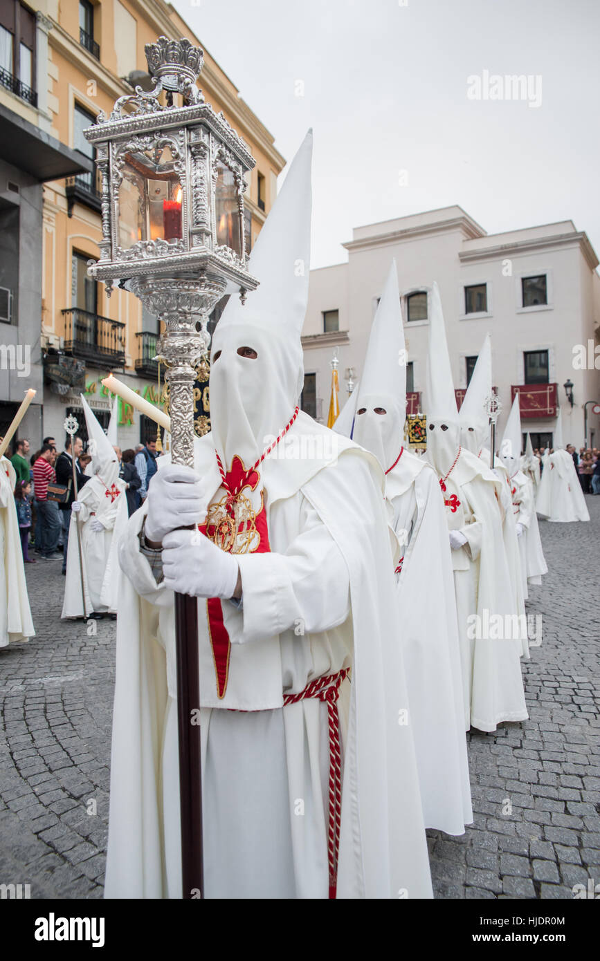 Badajoz, Spanien - 18. April 2014: Nazarener unseres Herrn Jesus Christus Liegerad und Our Lady of Tears. Stockfoto