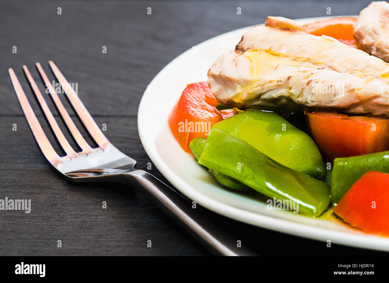 Makrele mit Salat auf weißen Teller Stockfoto