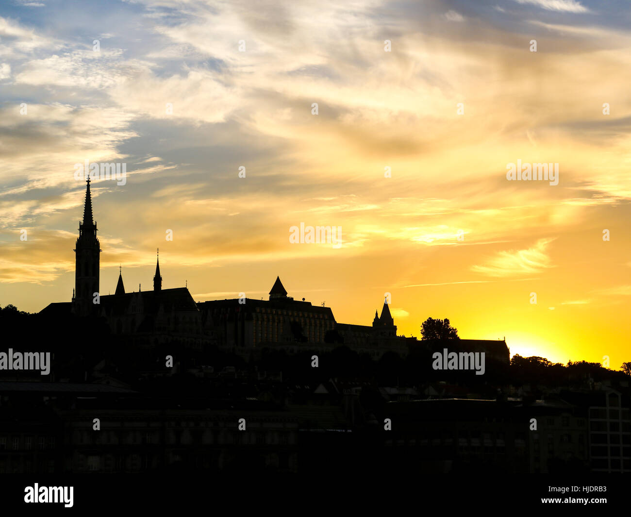 Silhouette der Budaer Hügel in Budapest - Fishermans Bastion und Matthiaskirche Stockfoto