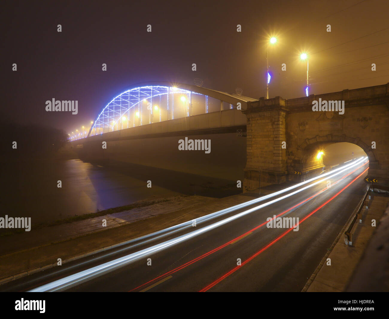 Brücke am Fluss Tisza in Szeged, Ungarn in der Nacht Stockfoto