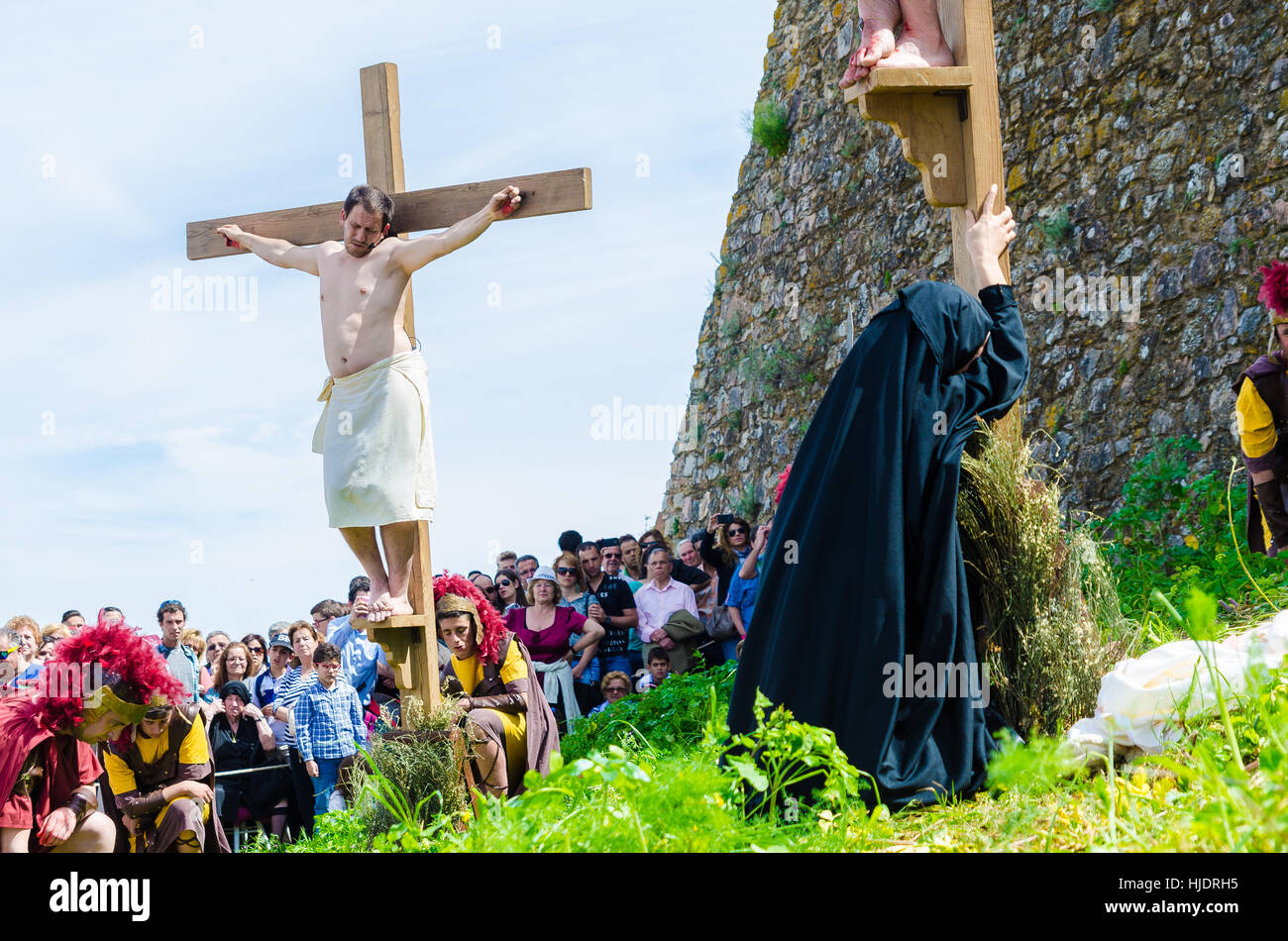 Alburquerque, Spanien - 3. April 2015: eine Gruppe von Schauspielern, die Darstellung der Kreuzigung Christi in Alburquerque am Heiligen Freitag Stockfoto