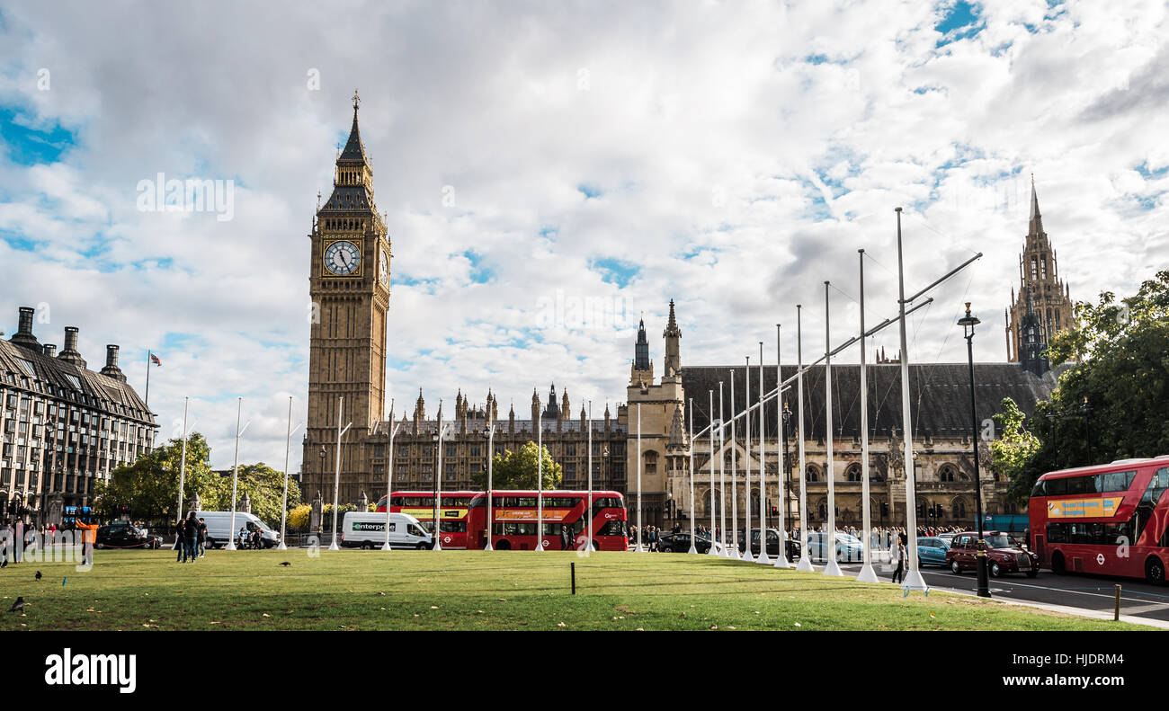 London, Vereinigtes Königreich - 18. Oktober 2016: Menschen sind in London Stadt Ceter Ner Big Ben in London, UK Fuß Stockfoto