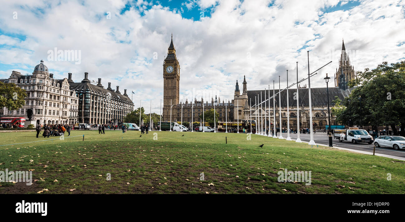 London, Vereinigtes Königreich - 18. Oktober 2016: Menschen sind in London Stadt Ceter Ner Big Ben in London, UK Fuß Stockfoto