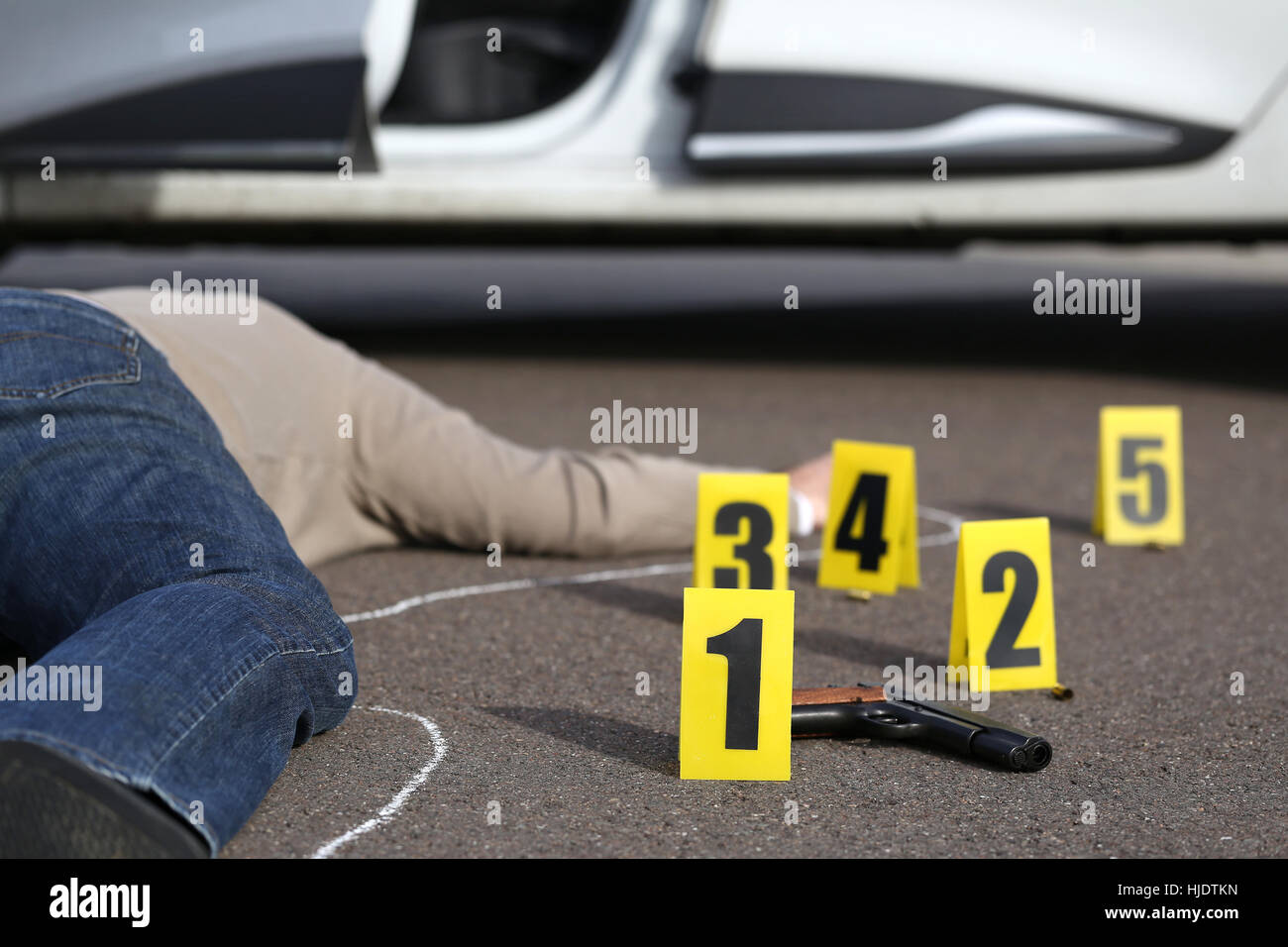 ID-Zelte am Tatort nach Schießerei Stockfoto